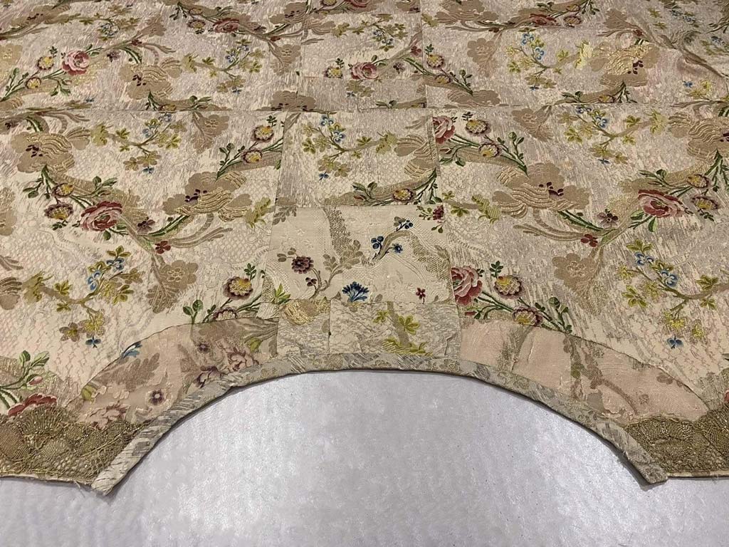 Capa espolinada en oro y sedas de Ntra. Sra. del Carmen Coronada (Córdoba)